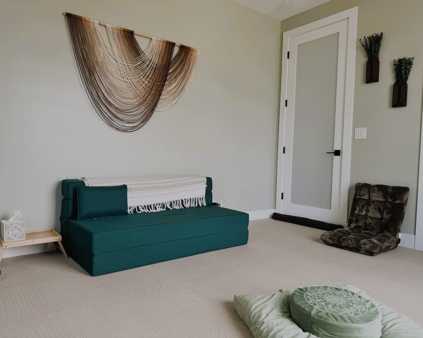 Session room with seating area
